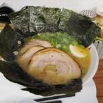 家系ラーメン 近藤家 - 海苔を立てた塩チャーシューメンのり増し