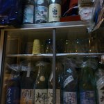 日本酒暮六つ - 座敷席には、沢山の日本酒たちが入った冷蔵庫が♪
