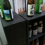日本酒暮六つ - 玄関にある一升瓶のディスプレイ。