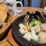 サカナバル 恵比寿店 - アヒージョとバケット