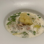 フランス料理 タンモア - 前菜　貝類シードル蒸し、そばの実とりんご、アンディーブ