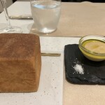 フランス料理 タンモア - パン　ブリオッシュとひよこ豆のピューレ