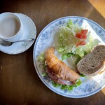Kasseru Kafe - ランチset
                        プレート（サラダ、サンドイッチ2種）とカフェオレ