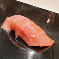 鮨 一 - 中トロ。血合い岸の漬けです