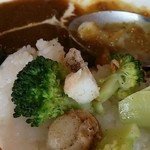 ギャラリーカフェ ヌノ - シーフードカレー　エビの下にはイカとホタテがありました