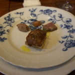 ラ・ボッテガ・ゴローザ - ポレンタのクロストーネ　ジビエのパテと上の真ん中の林檎のやつがすげー美味い。ポレンタもいいよ。