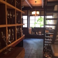 Cucina Italiana 東洞 - 一階はこんな感じ。二階へはこの急な階段を上ります。
