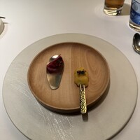 メイ - ❶アミューズ
                    ・リヨネーズポテト、タマネギ、ベーコン
                    ・紅芯ダイコンのミゾレ餅。