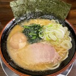 家系ラーメン ぬーぼう - 味玉ラーメン並（910円）