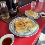 正嗣 - 手前が焼き餃子2皿分