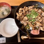 かしわの武内 - ミックス丼（並）900円、みそ汁付き。生卵は無料サービス。親・ひな鶏のミックス。