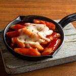 Delicious and spicy cheese tteokbokki