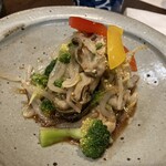 寿し肴和志 - ◉ 蒸し牡蠣とブロッコリーのナムル　850円
      　　韓国風で面白い味でした❗️