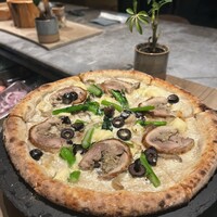 800°DEGREES ARTISAN PIZZERIA - カスタマイズピザは、レモンソース、軍鶏肉、菜の花、オリーブ、カマンベールチーズにしました。爽やかで美味しかったです