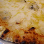 Pizzeria Pancia Piena - クアトロフロマッジに接近、生地の焦げたところがまた美味い！