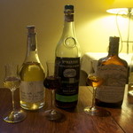 ラ・ボッテガ・ゴローザ - 右からロマーノレヴィ（1000円）ナルディーニ（900円）地元のアマーロ（1800円）