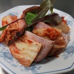 肉の山喜 - お店推奨のキムチチャーシュー