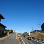 らぁ麺屋まるわ - 店舗は国道６号沿いにあるが、天空へ続くかのような坂の上にあるため看板と幟しか見えない。行ってみないと分からない、とにかく気になるお店だ。