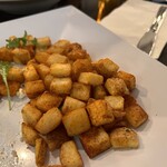 CAMPANILE - クリスピー・ロースト・ポテト (Crispy Roasted Potatoes) 6.99 USD (日本円で約1,037円) ※全体の1/4くらいを別皿に取ったところ
            2024年1月22日