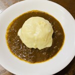 Motomachi Doori Sanchoume - 私は青ネギがちょっと苦手なので「ネギなし」に。ルウに挽肉と牛すじがしっかり溶けこんで美味しい！