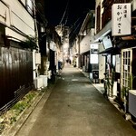 オオクサ - 裏路地はとても風情のある小道で散策するだけで気分が良いです