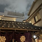 おかめ - 法善寺の屋根の上にいつもいる子。