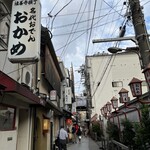 おかめ - 法善寺の境内に連なる名店。石畳が風情あります。