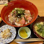 藁焼と鍋　結 - かみまぐろの海鮮丼＝1280円
            ※日曜限定のランチ