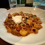 Wolfgang Puck Bar & Grill - パスタ リガトーニ・ボロネーゼ (Rigatoni Bolognese) 31.00 USドル
            2024年1月22日
