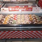 スイーツパラダイス工場直売所 - ダイエー池田駅前店食料品売り場ケーキバイキングコーナー陳列(写真1)