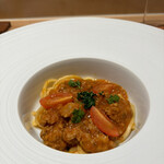 銀座 大石 - 自家製ソーセージとトマトのパスタ　トマトソースも2種を組み合わせているらしいです。