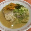 金龍ラーメン - セルフで白菜キムチとニラをトッピングします✩.*˚