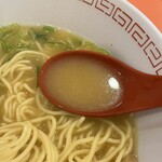 金龍ラーメン - スープは意外と薄味です。もっとこってりギラギラかと思っていました。