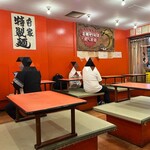 金龍ラーメン - なんとも不思議なテーブル席。畳敷きのお座敷風。腰掛けて座るも良し、アグラをかくのも正座もOK✩.*˚