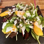 酒とワイン KASURI - 朝採れベビーリーフと柿のサラダ