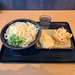 うどん おかだ - かけうどん(大)、とり天、かき揚げ