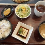 遇 - 定食に付いてくるご飯、お味噌汁、サラダ、漬物、冷奴です。