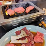 精肉・焼肉 とよおか - カルビ焼き中