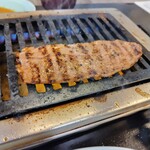 精肉・焼肉 とよおか - ミスジ焼き　この後ハサミでチョキチョキ