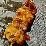 焼鳥 せきね - 比内地鶏のあか　内腿のやや硬い部分です　これも火入れの妙が堪能できます