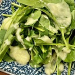 焼鳥 せきね - ルーコラのサラダはお姉さん特製の玉葱ドレッシングで