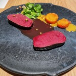 ラ・ボンヌターブル - エゾシカの藁焼き