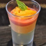 レストラン ラ・フロレゾン・ドゥ・タケウチ - 下から　バジルのジュレ、パプリカムース、トマトムース、そして生ウニ