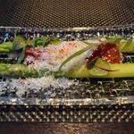 レストラン ラ・フロレゾン・ドゥ・タケウチ - グリーンアスパラガスとハモンイベリコのコンビネーション　温度卵添え　ハーヴオイルの香り