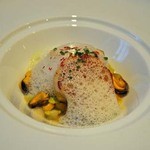 レストラン ラ・フロレゾン・ドゥ・タケウチ - 北海道産帆立貝のア・ラ・プランチャ　モンサンミッシェル産ムール貝と共に　ノイリーのカプチーノソースで