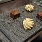 レストラン ラ・フロレゾン・ドゥ・タケウチ - 珈琲、小菓子と共に