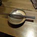 きざみ - 箸と小皿が用意されていました。