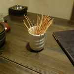 きざみ - その後は飲み物を注文して、きざみならではのお通しな揚げパスタをポリポリ頂き