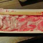 きざみ - 白い見た目の肉が美湯豚で、赤い色の肉がイベリコ豚です。
