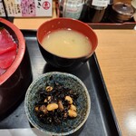 Tsukiji Uoichi - 味噌汁・ひじき